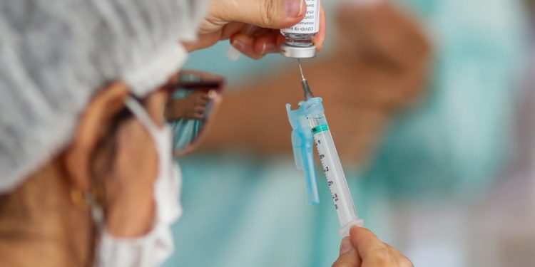 Araxá inicia vacina em pessoas com comorbidades entre 55 e 57 anos nesta terça (18)