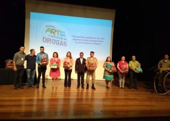 Prefeitura conscientiza jovens sobre a destruição causada pelo uso de drogas