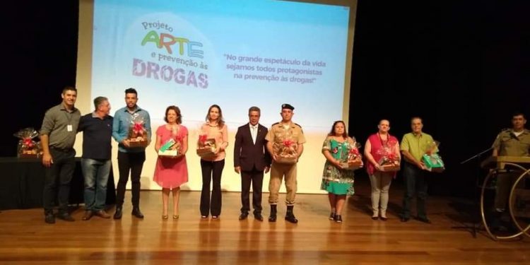 Prefeitura conscientiza jovens sobre a destruição causada pelo uso de drogas