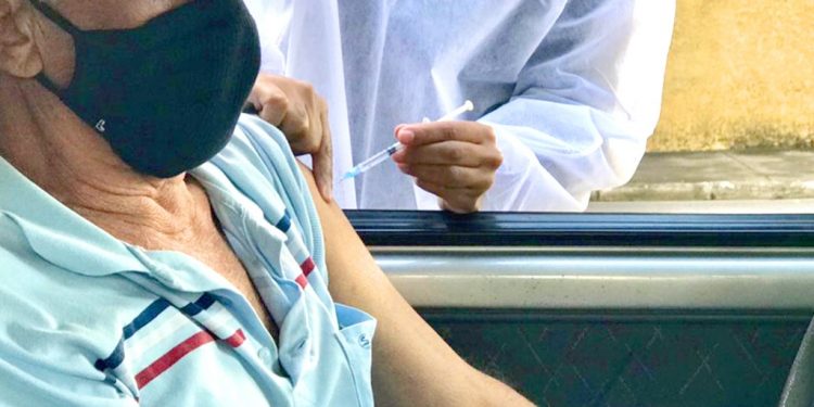 Araxá vacina a 2ª dose em idosos de 70+ na quinta