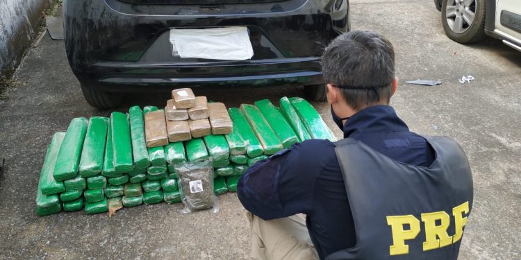 Casal é preso ao transportar 85 kg de maconha na BR 262, em Campos Altos