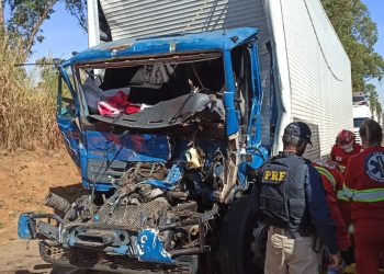 Homem fica ferido em acidente entre dois caminhões na BR 262