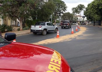 Corpo de Bombeiros contém risco de acidente por vazamento de óleo na praça da matriz em Araxá