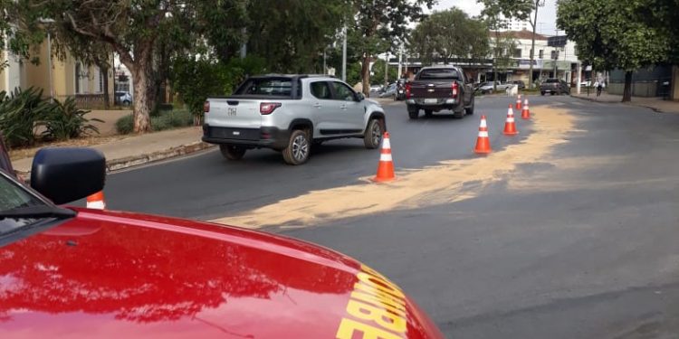 Corpo de Bombeiros contém risco de acidente por vazamento de óleo na praça da matriz em Araxá