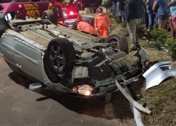 Menor capota o carro em acidente na Dâmaso Drummond em Araxá