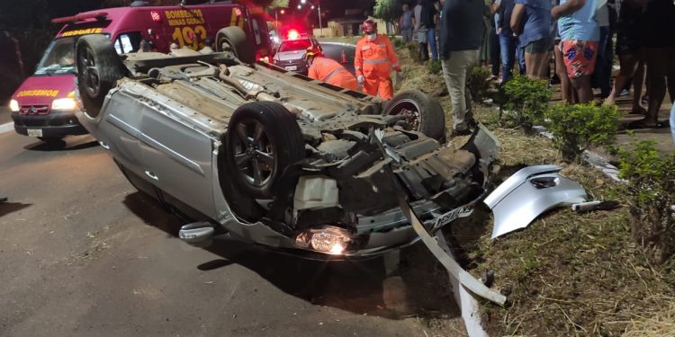 Menor capota o carro em acidente na Dâmaso Drummond em Araxá