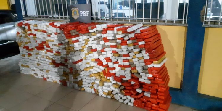 Carro capota com 760 KG de maconha na BR-262 em Araxá