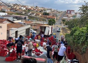 Carga de leite cai de caminhão no bairro João Ribeiro em Araxá