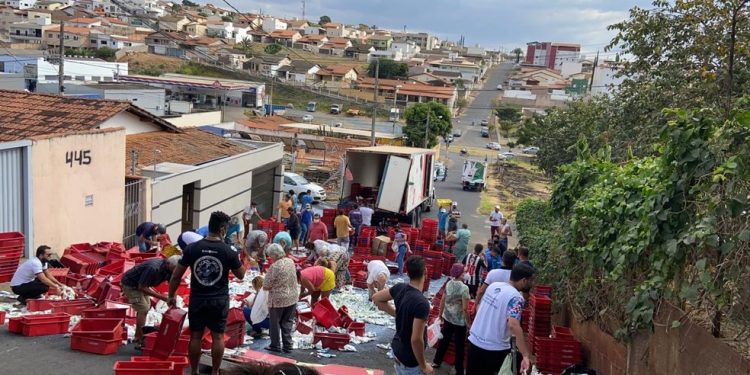 Carga de leite cai de caminhão no bairro João Ribeiro em Araxá