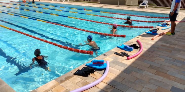 Centro Esportivo Álvaro Maneira promove aulas de natação