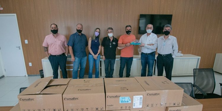 Araxá recebe mais nove capacetes Elmo para tratamento de casos de Covid-19