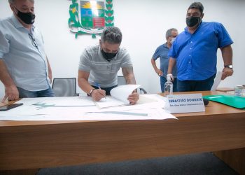 Prefeito assina sete ordens de serviço e cobra contratação de mão de obra de Araxá
