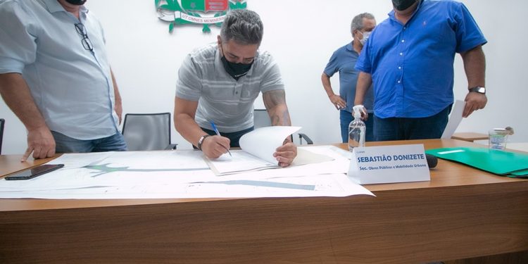 Prefeito assina sete ordens de serviço e cobra contratação de mão de obra de Araxá