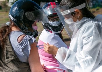 Pessoas com comorbidades a partir de 35 anos recebem a primeira dose da vacina contra a Covid-19