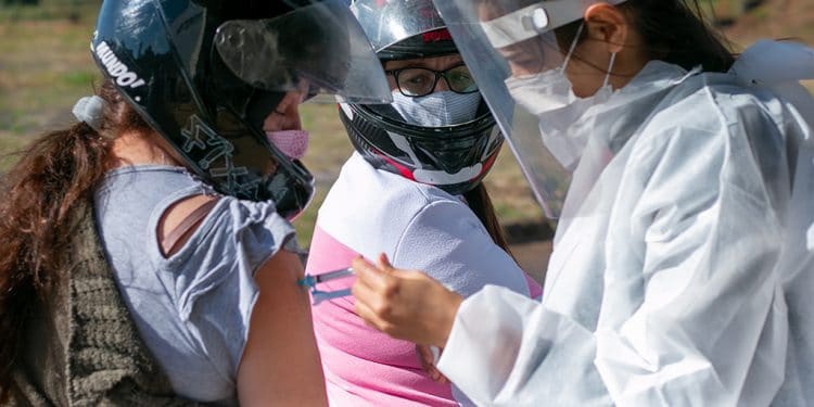 Pessoas com comorbidades a partir de 35 anos recebem a primeira dose da vacina contra a Covid-19