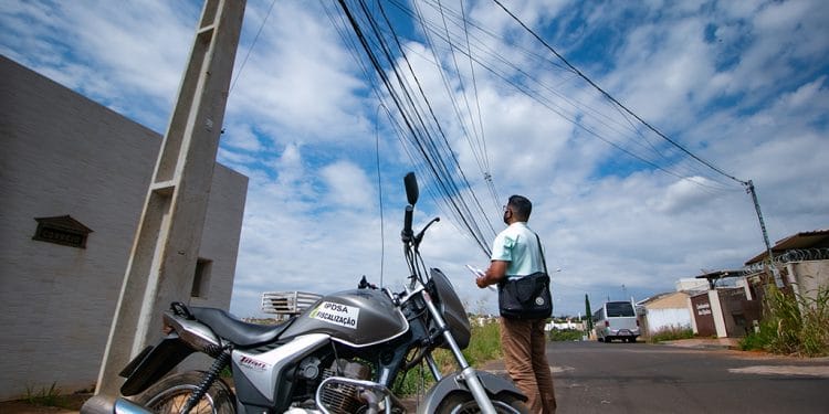 Empresas serão multadas por fios soltos em postes de Araxá
