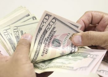 Dólar volta a cair e fecha no menor valor desde janeiro