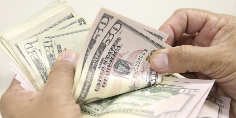 Dólar volta a cair e fecha no menor valor desde janeiro