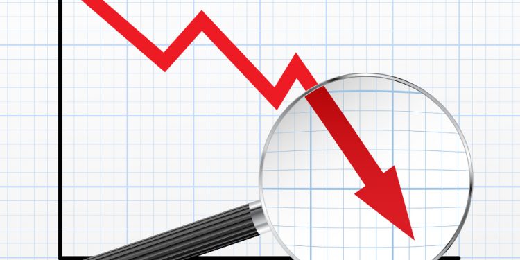 Média de mortes diárias por covid-19 cai 28% em um mês no país