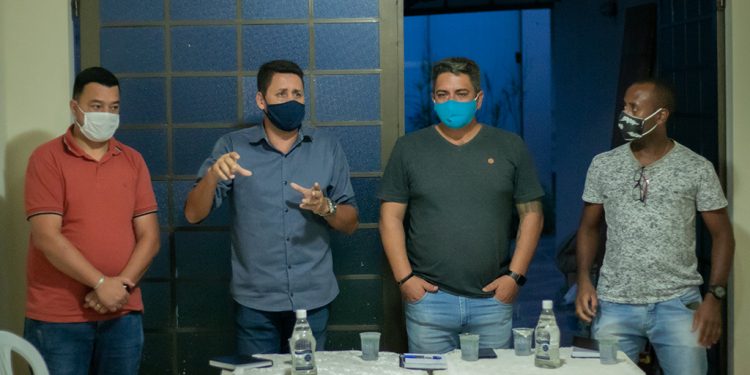 Reunião discute situação do ginásio do bairro Parque das Flores