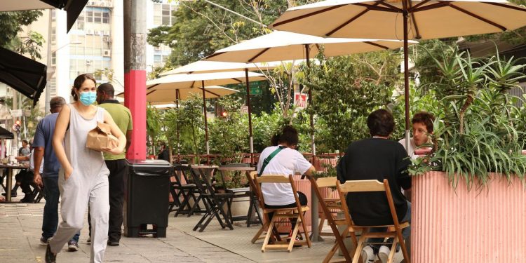 Com estabilização dos casos de covid-19, SP flexibiliza quarenta