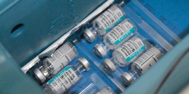 Araxá recebe doses da AstraZeneca para pessoas com comorbidades e portadores de deficiência permanente