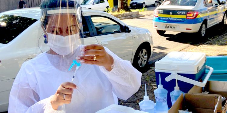 Araxá vacina idosos acima de 62 anos nesta quarta