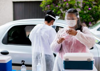 Araxá inicia vacinação de idosos de 66 anos no feriado de Tiradentes