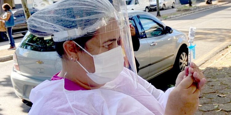 Araxá realiza aplicação da 2ª dose para idosos de 69 anos nesta sexta