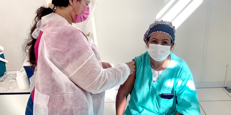 Araxá conclui aplicação das primeiras doses da vacina contra a Covid-19