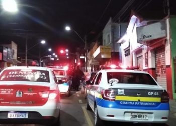 Prefeitura interdita três bares e multa empresário que realizava festa em casa