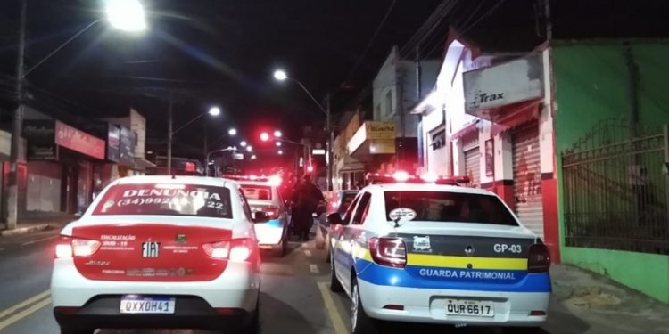 Prefeitura interdita três bares e multa empresário que realizava festa em casa